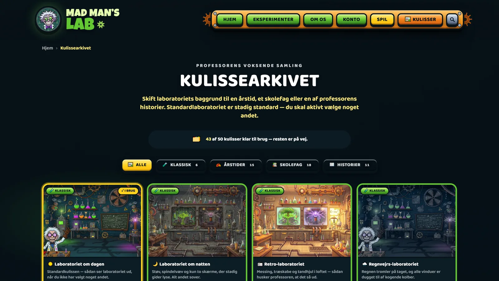 Kulissearkivet: en linje der siger «43 af 50 kulisser klar til brug — resten er på vej», filtrene Alle, Klassisk, Årstider, Skolefag og Historier, og fire kulissekort. Laboratoriet om dagen er markeret «i brug»; Laboratoriet om natten viser et støvet rum med spindelvæv, Retro-laboratoriet et varmt messing- og trærum, og Regnvejrs-laboratoriet det samme rum i blåt.